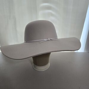 Elegant Cream Felted Sun Hat with a Chic Sleek Design. S/M (53-57cm)